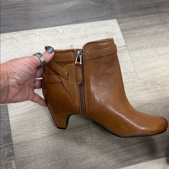 Elegant Tan Leather Ankle Boots - Picture 5 of 5
